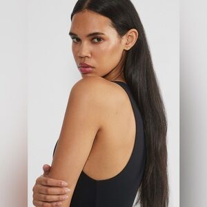 Aritzia Babaton Contour ‘90s Bodysuit